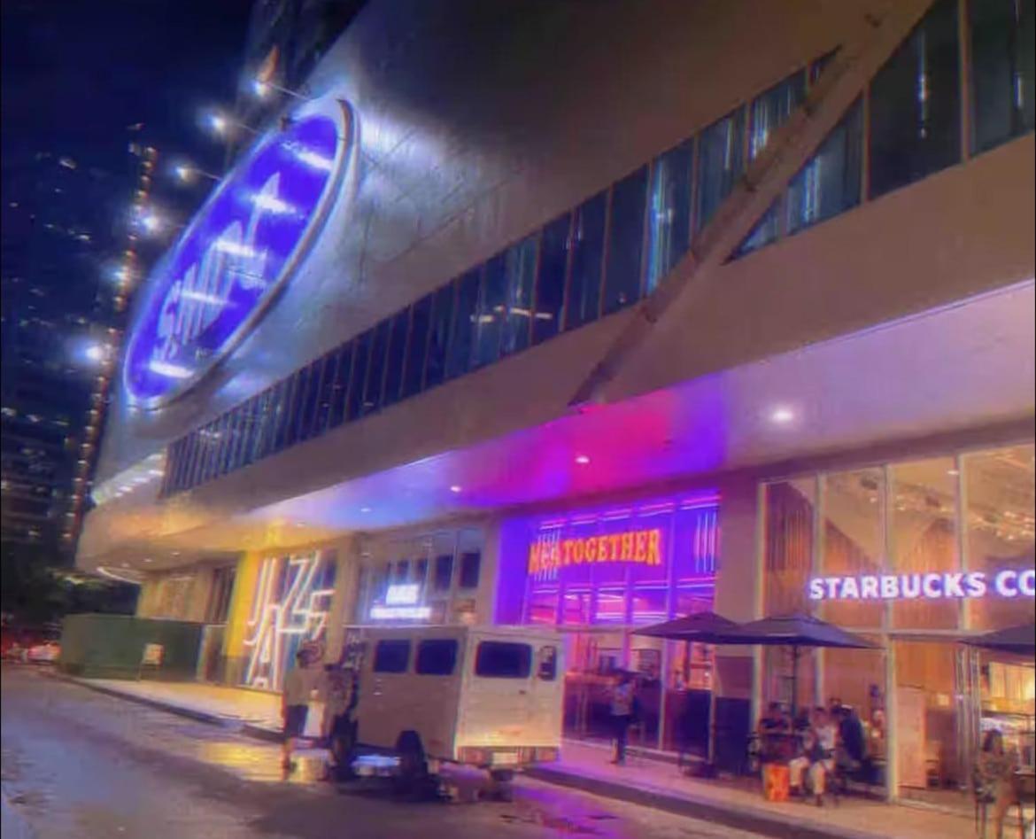 Luxury In The Makati Skyline Apartment Manila