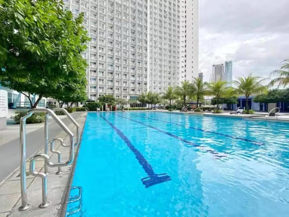 Apartment Luxury In The Makati Skyline