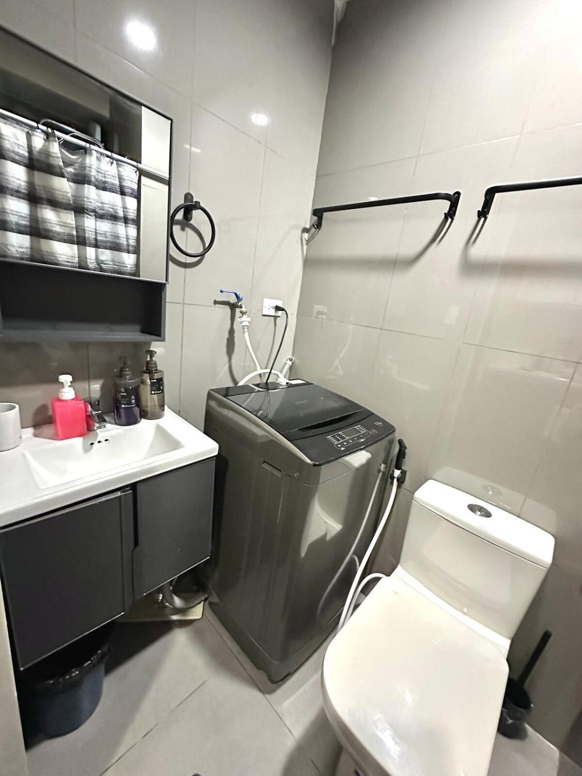Comfy Makati Wifi, Netflix And Manila
