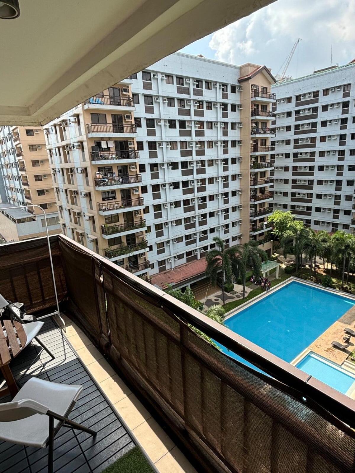 Apartment Helloqc Cubao - Cosy W Pool Access Nr Train & Bus Stns For 4pax *