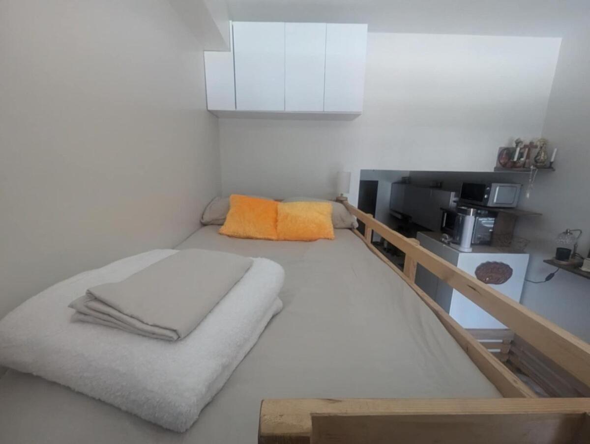 Apartment Rustic In Makati Cbd Manila