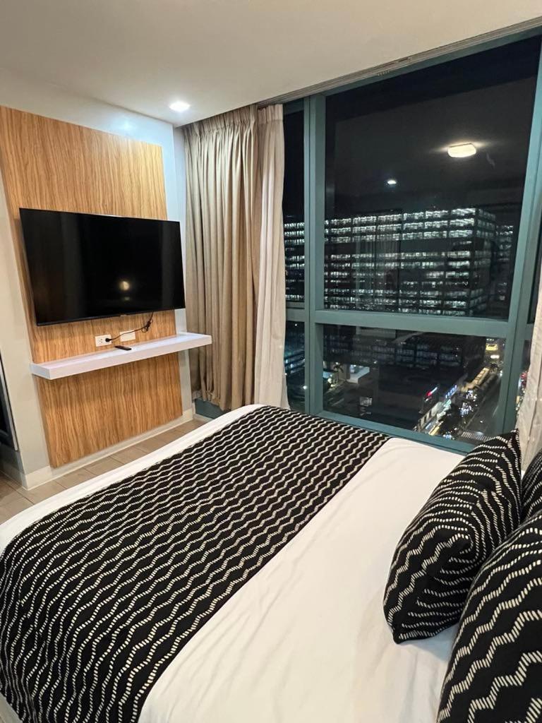 Large One Bedroom Unit In Uptown Bgc