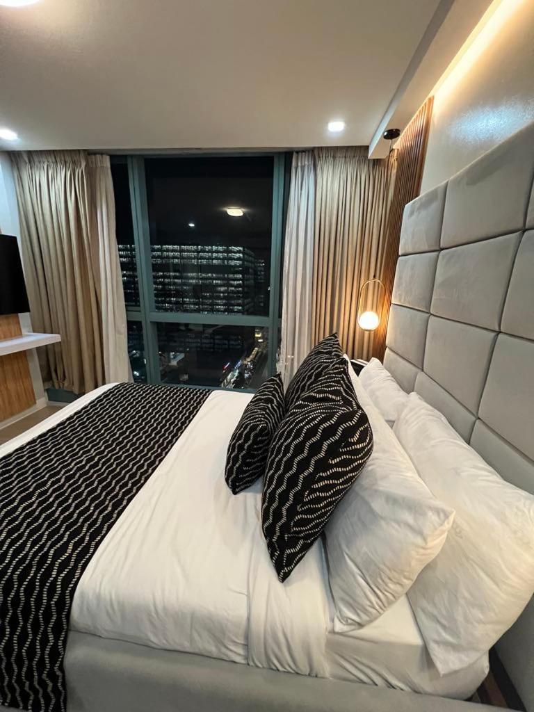 Large One Bedroom Unit In Uptown Bgc *