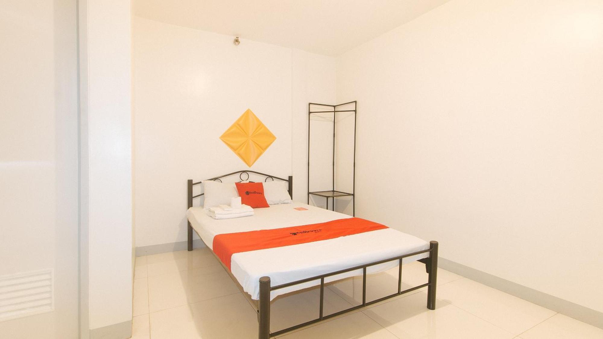 Hotel Reddoorz @ The Vjour Makati *