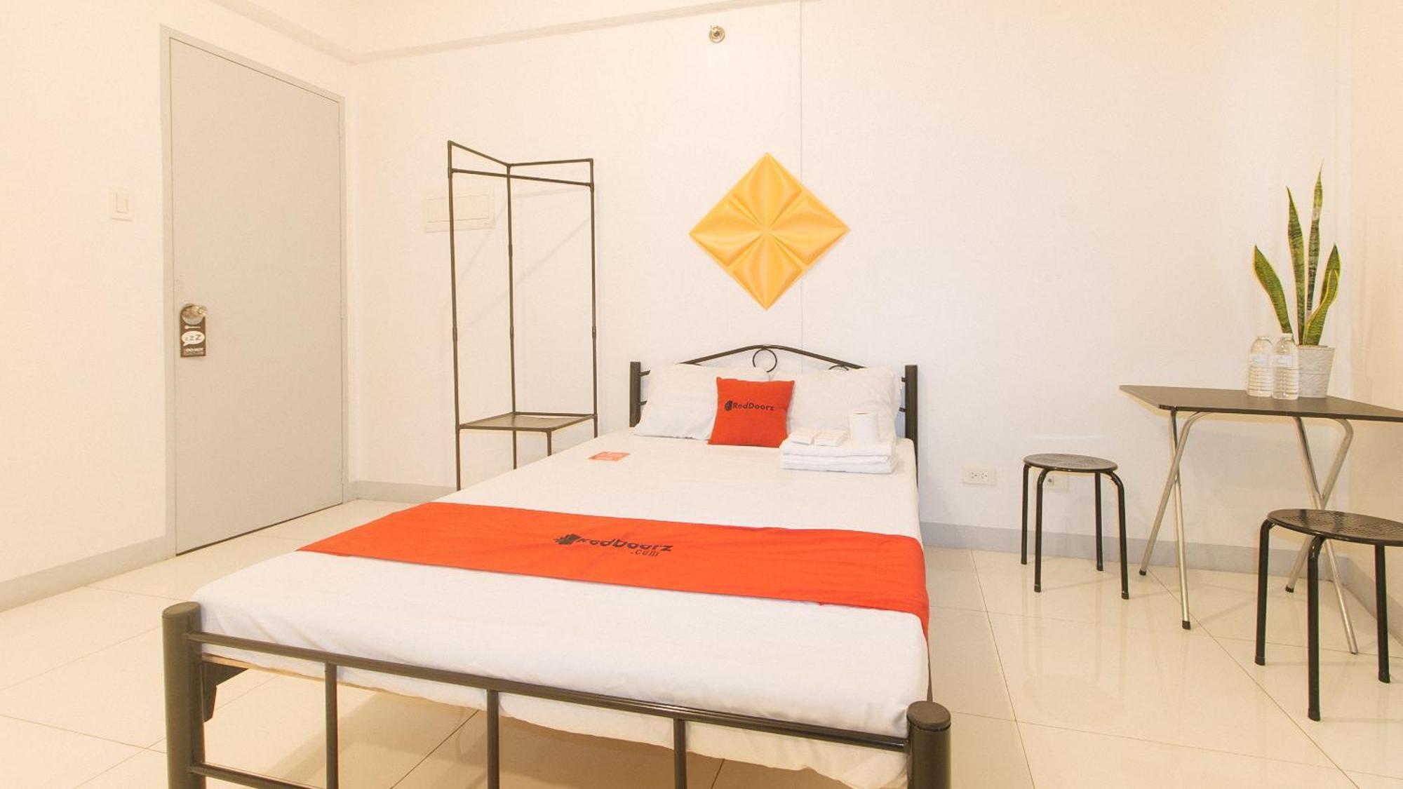 Hotel Reddoorz @ The Vjour Makati *
