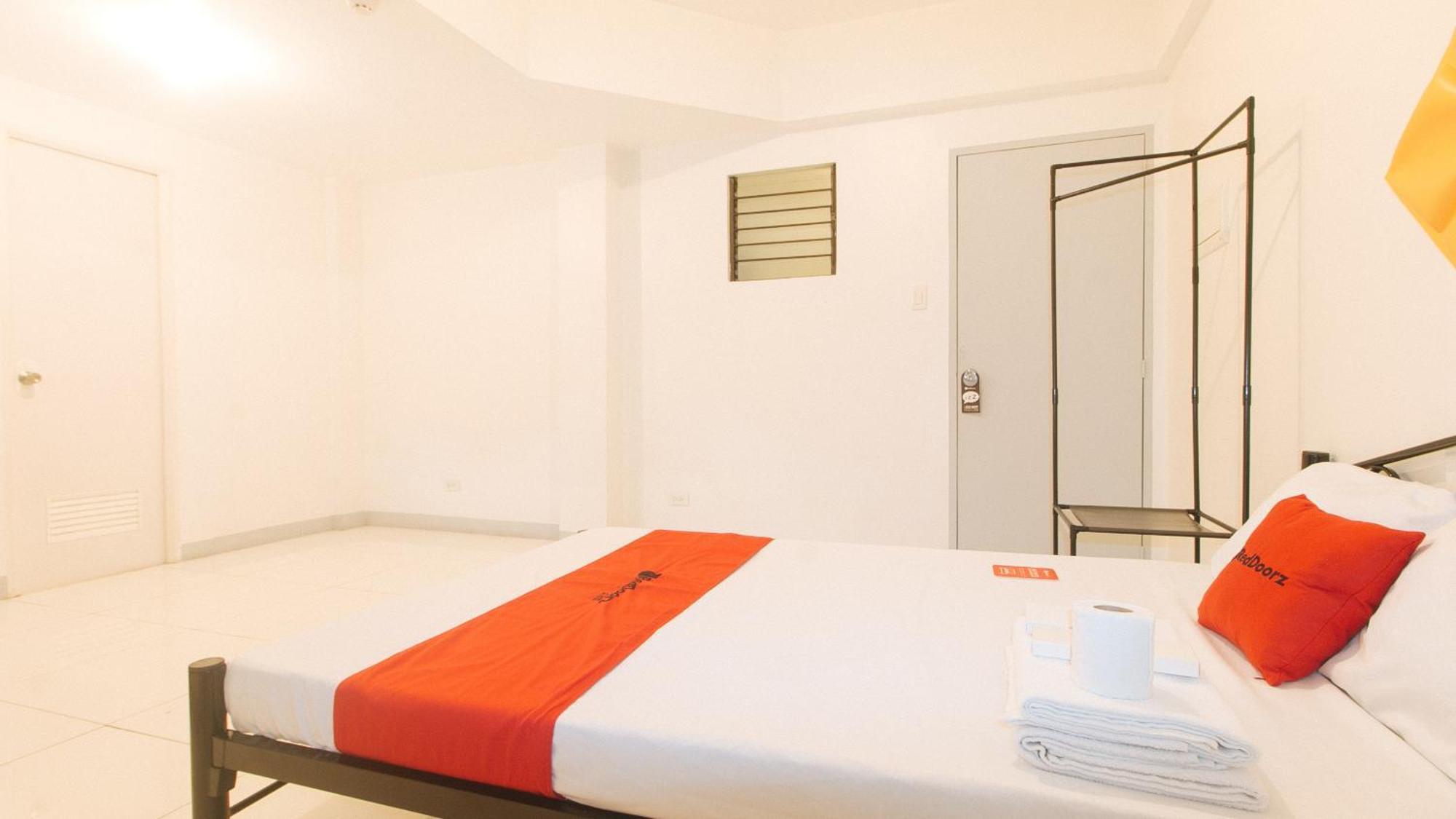 Hotel Reddoorz @ The Vjour Makati Manila