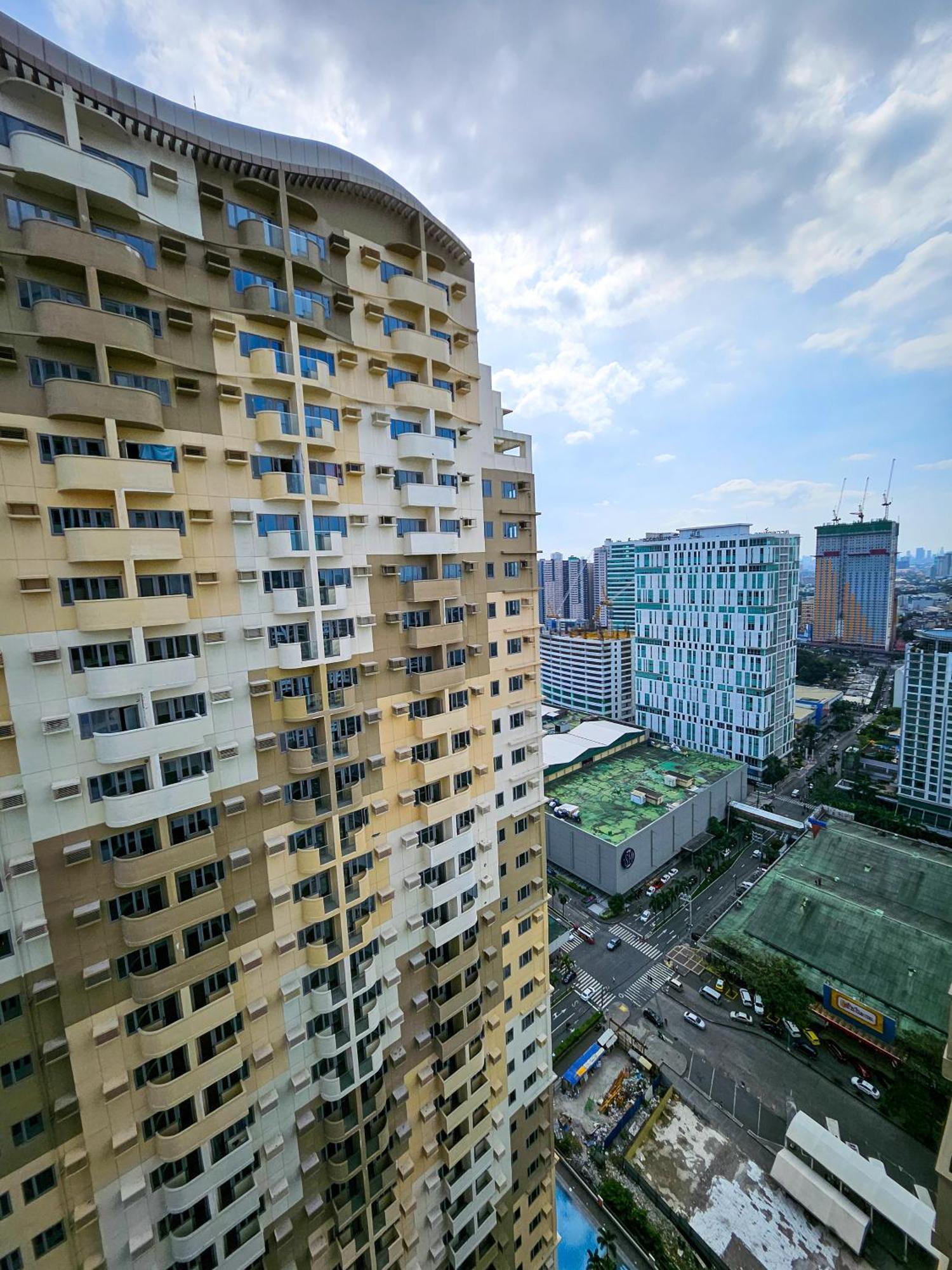 Brand New Convenience With Balcony In Araneta Cubao Aparthotel *