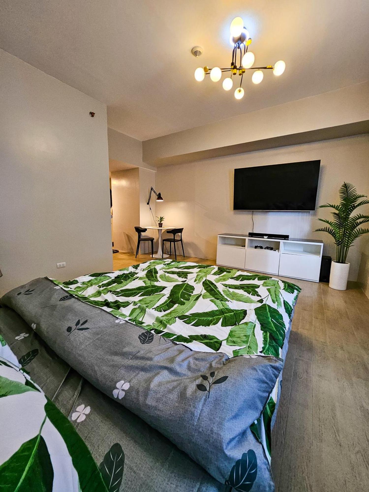 Brand New Convenience With Balcony In Araneta Cubao Aparthotel