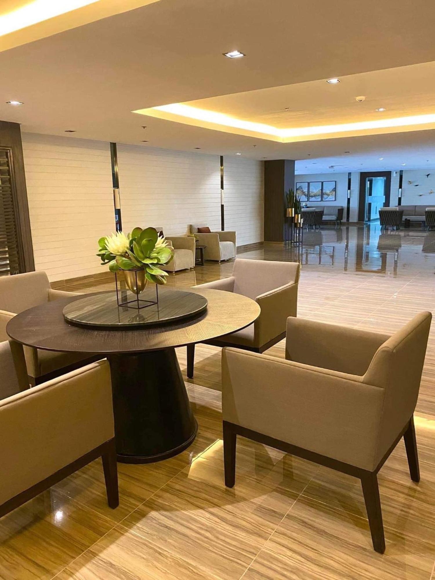 Urbanview Oasis At Air Residences *