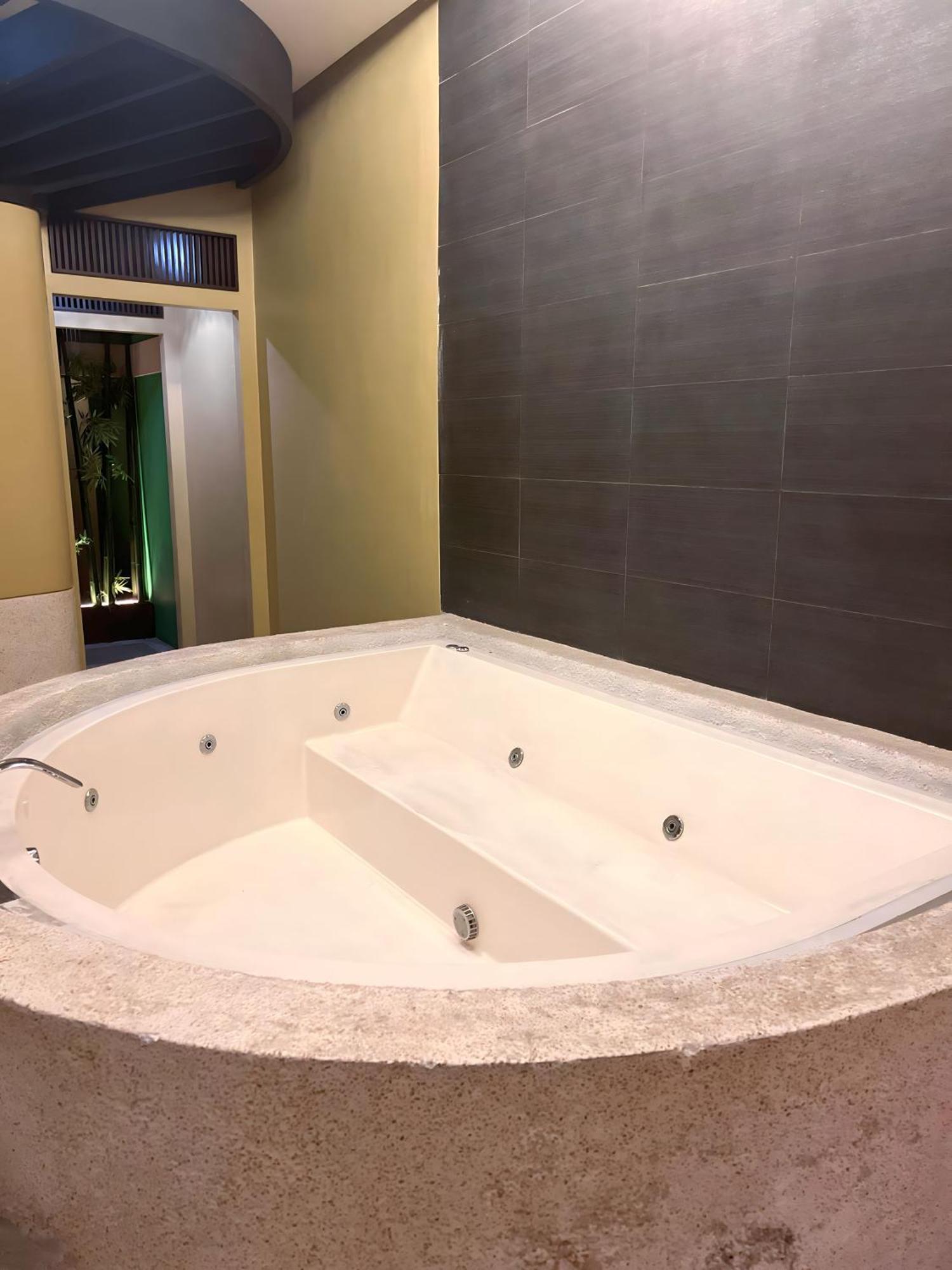 Affordable Staycation Airbnb Bgc 5* Makati City