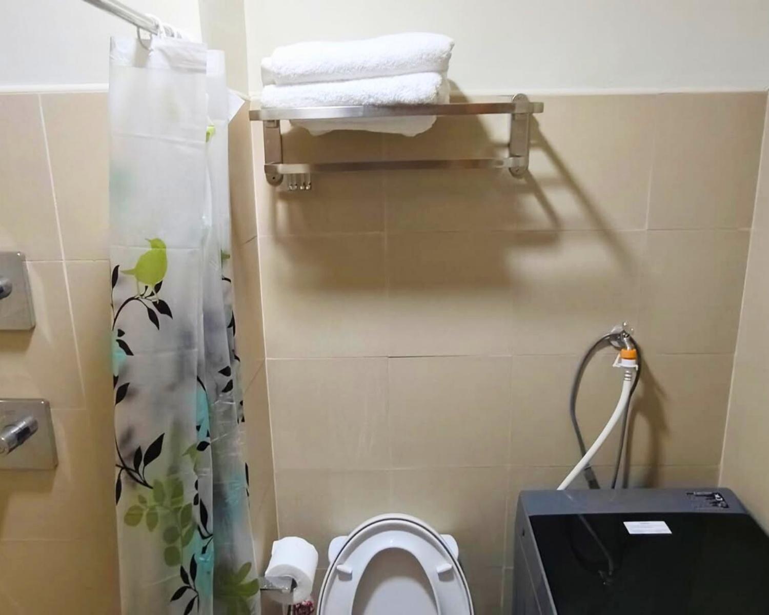 Hotel Ndulge In Opulence On A Budget Near Moa! Luxuriate In Our Deluxe 1 Bedroom Units With Stunning Views. Enjoy Free Netflix And An Exceptional Discount. Book Now For A Lavish And Affordable Escape!