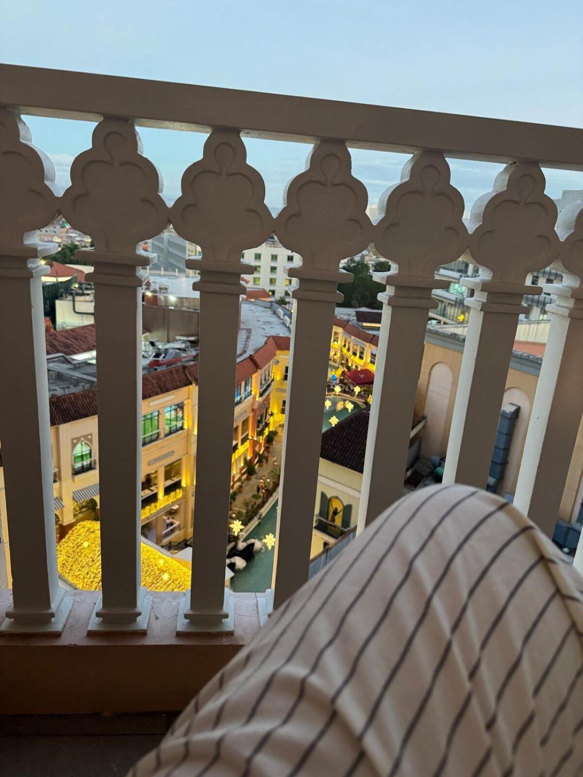 Spacious Staycation With Venice Grand Canal View Apartment Manila