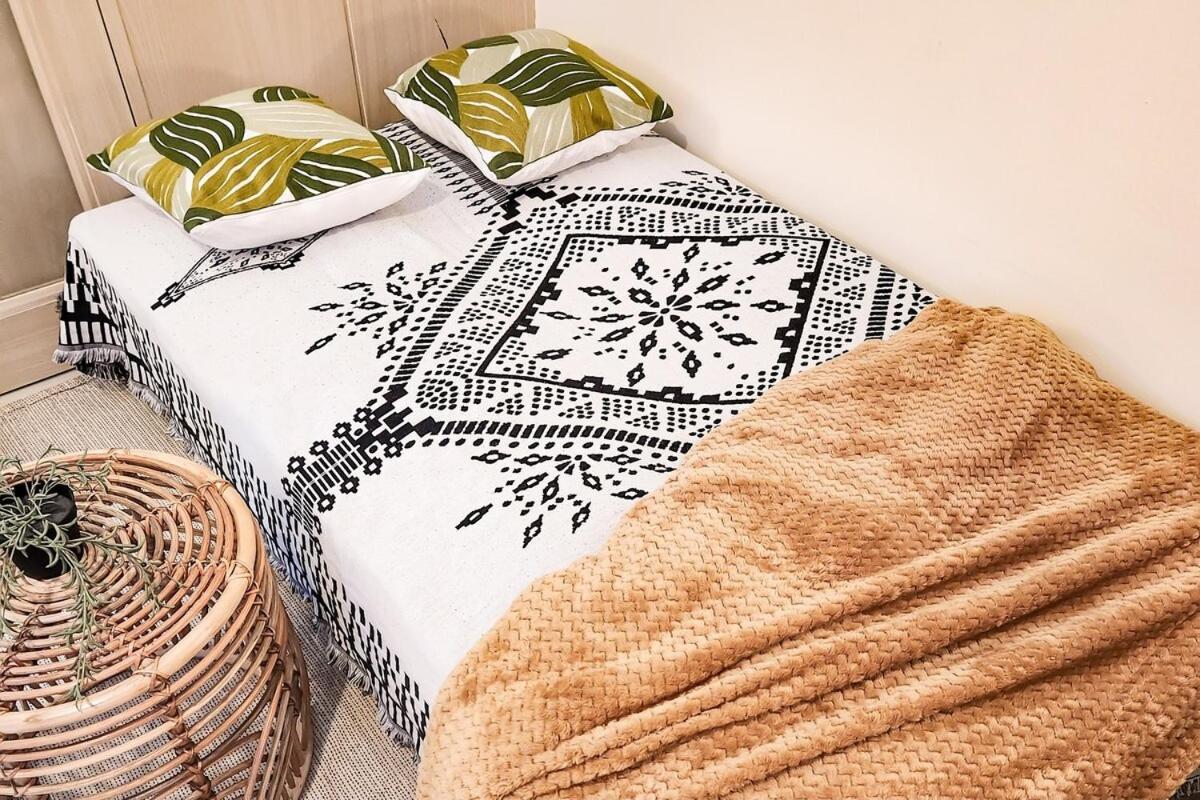 Boho View 1br In Makati With Netflix Apartment