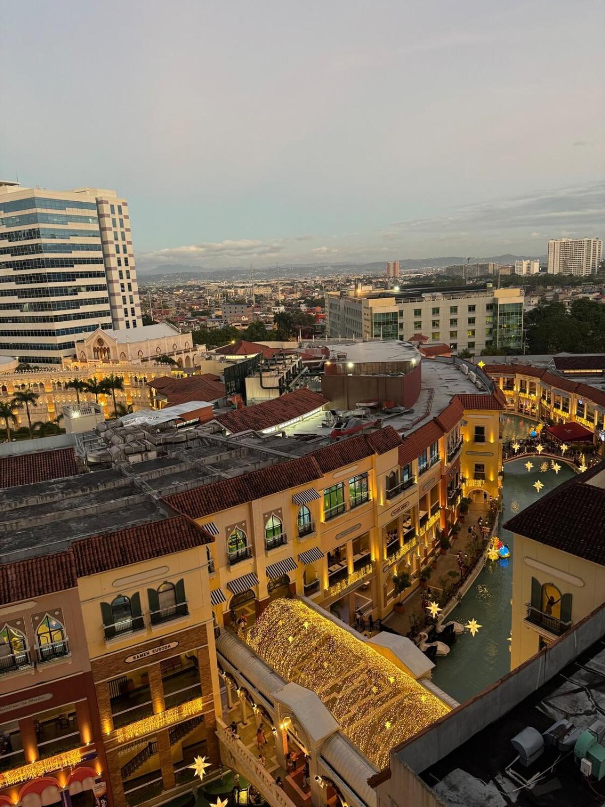 Apartment Spacious Staycation With Venice Grand Canal View Manila
