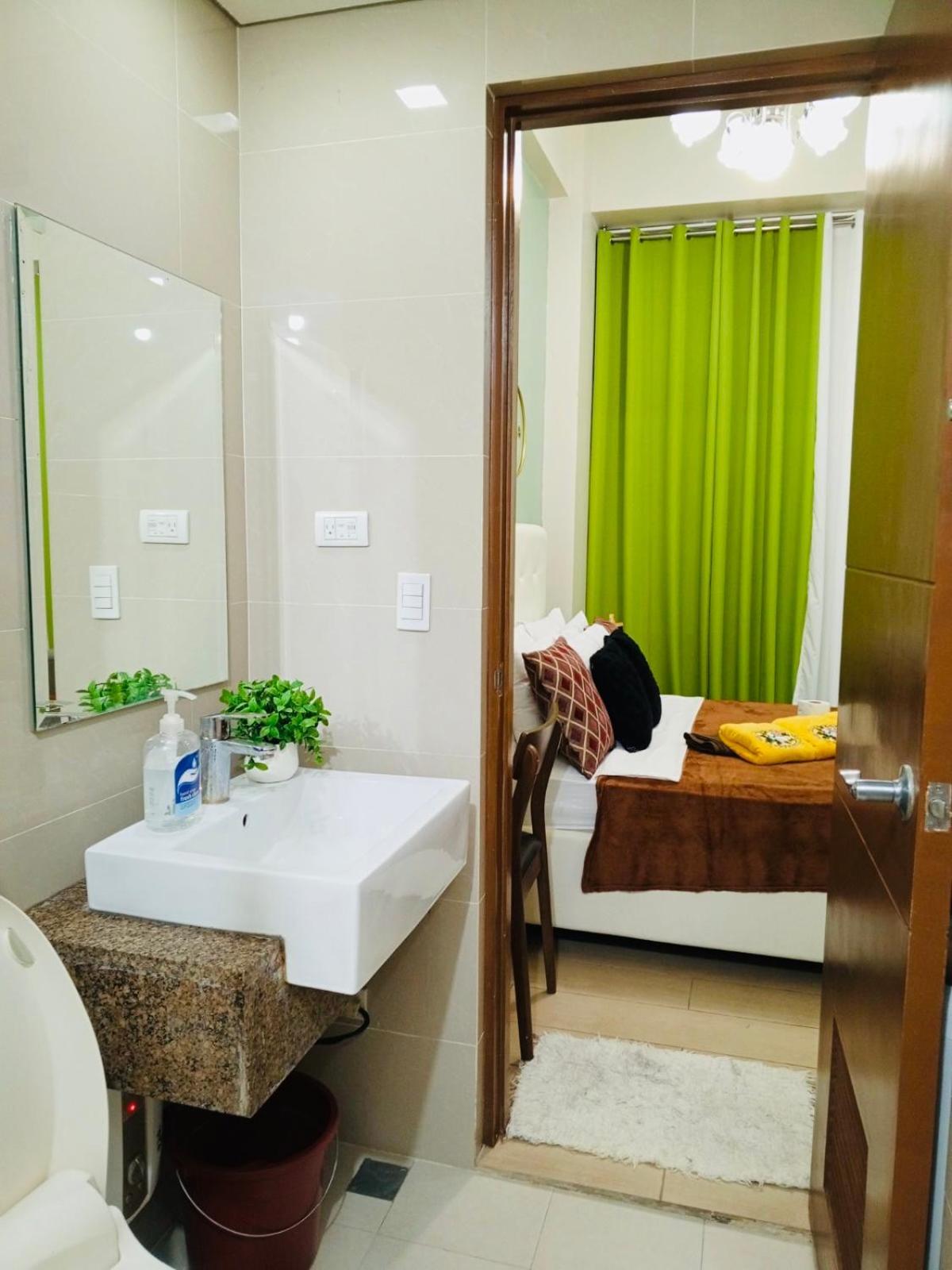 Apartment Two Palm Tree - 1o With Balcony - Across Terminal 3 Airport Manila