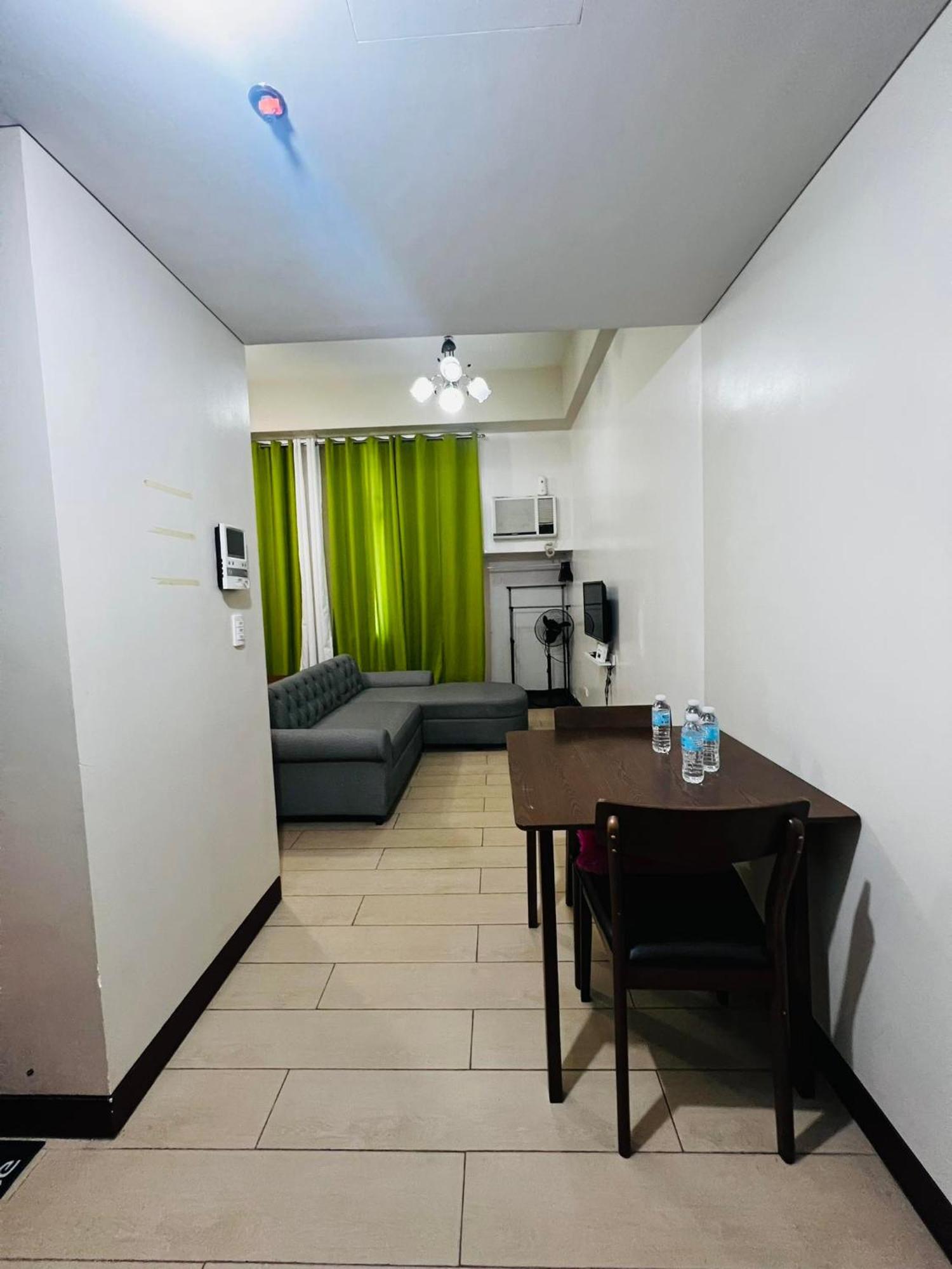 Two Palm Tree - 1o With Balcony - Across Terminal 3 Airport Apartment