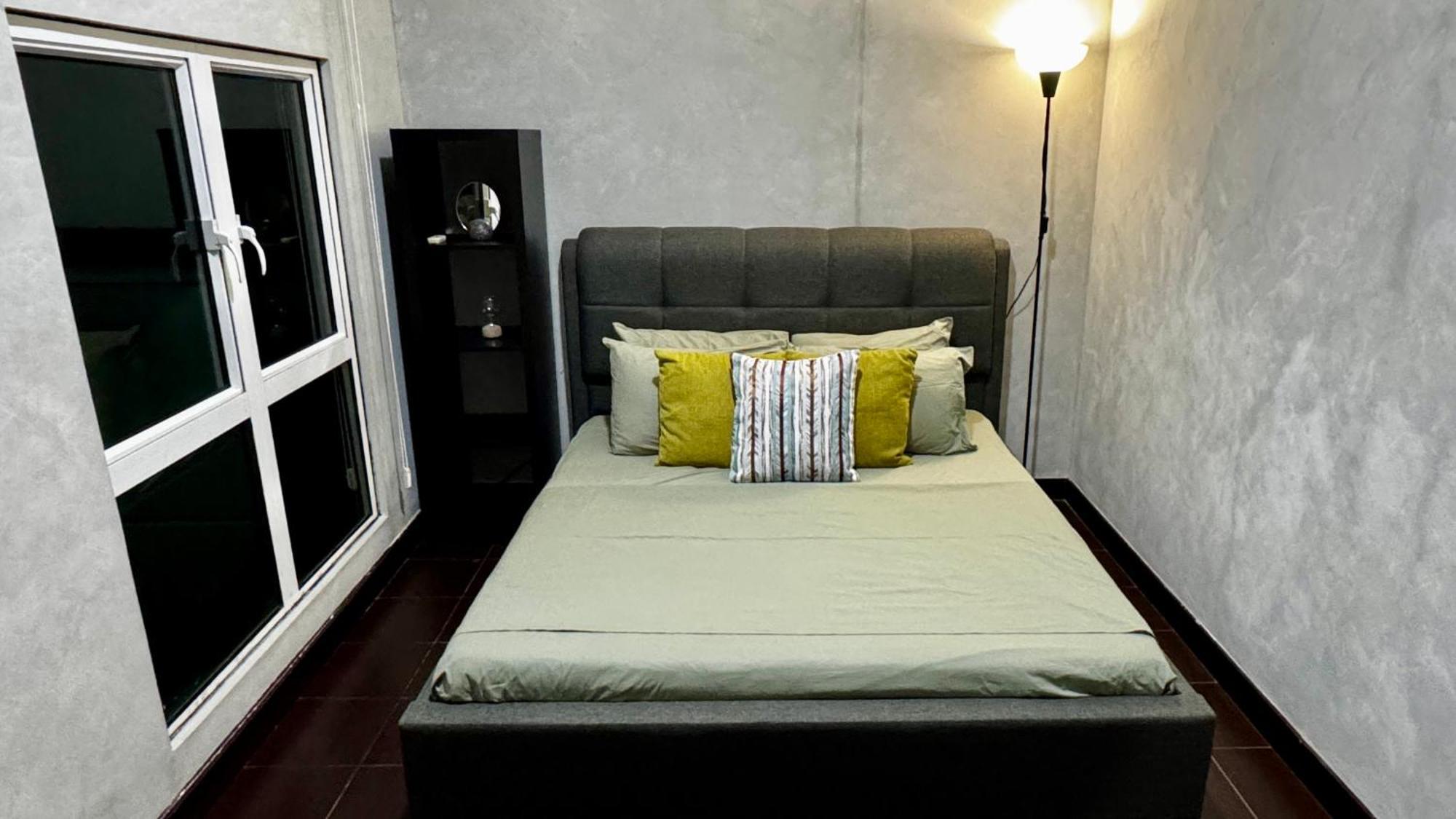 Toby's Crib At San Lorenzo Place * Manila