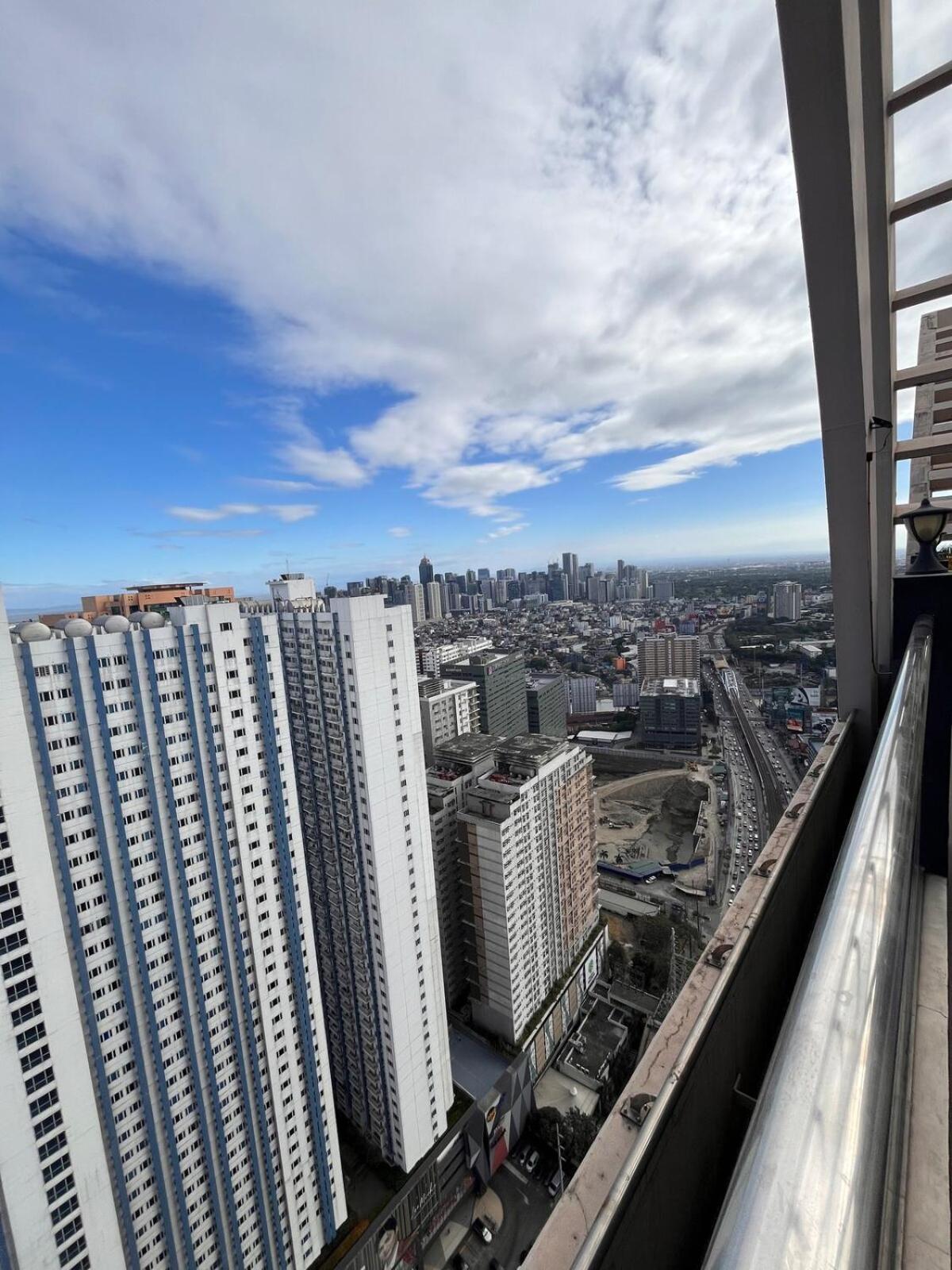 Loft-type In Mandaluyong With Views And Parking * Manila