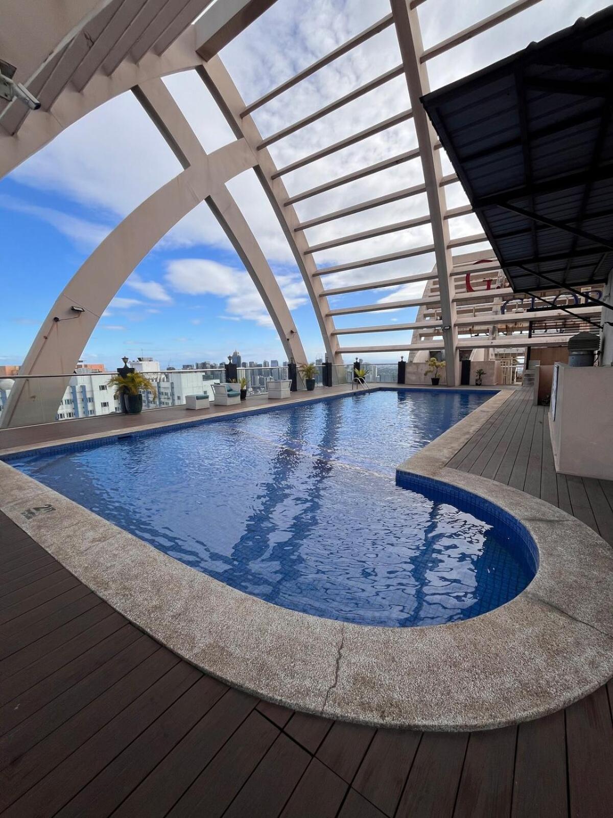 Loft-type In Mandaluyong With Views And Parking Manila