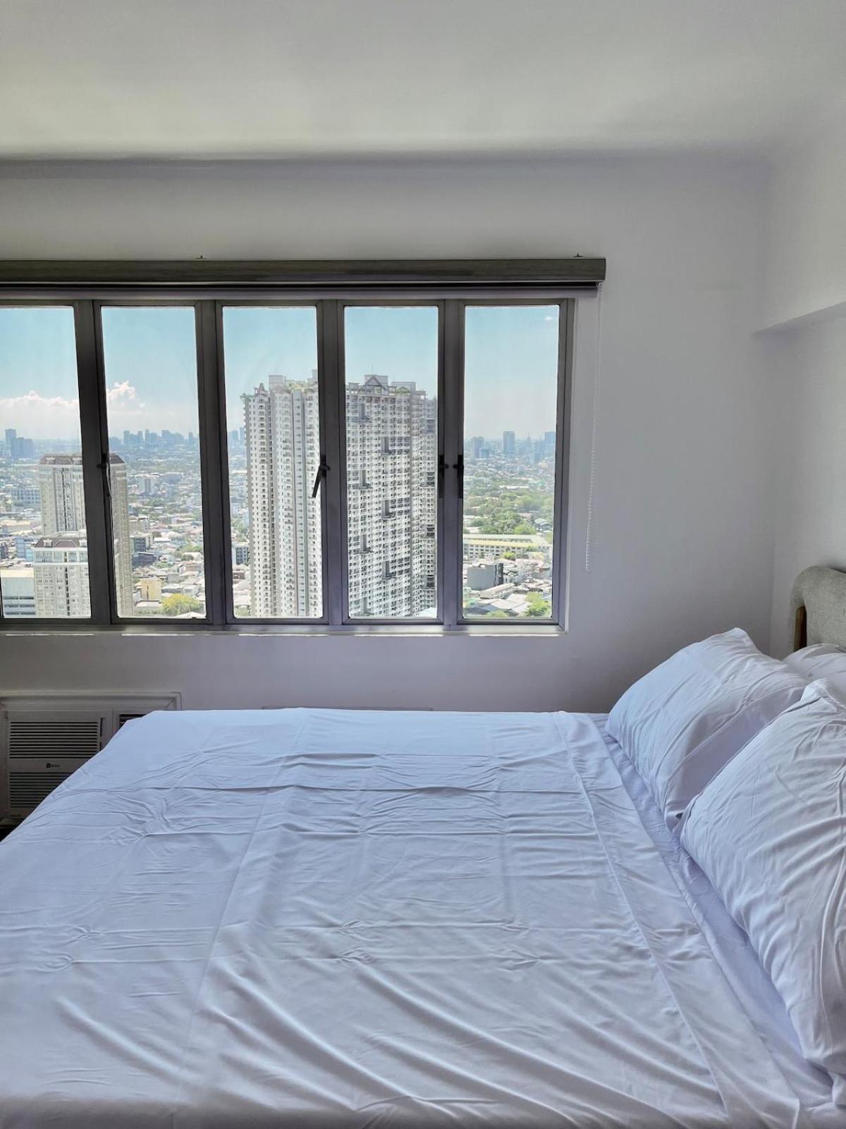 Loft-type In Mandaluyong With Views And Parking *