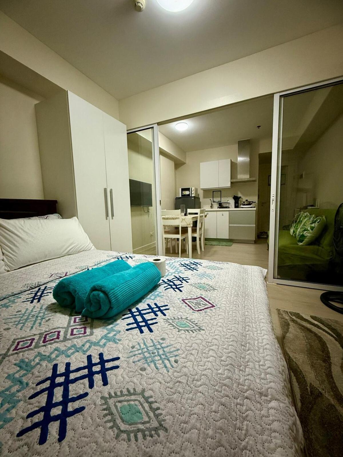 Verte Hideaway At Azure Residences - Urban Escape Manila