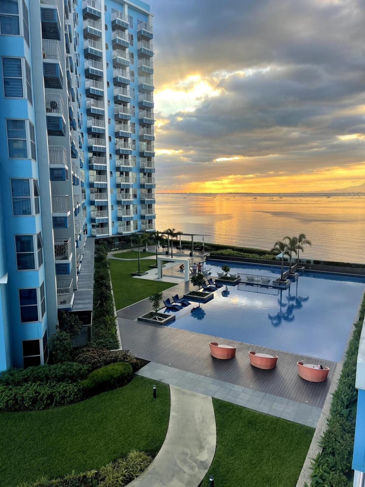 Spacious 3br Across Okada And Solaire Manila