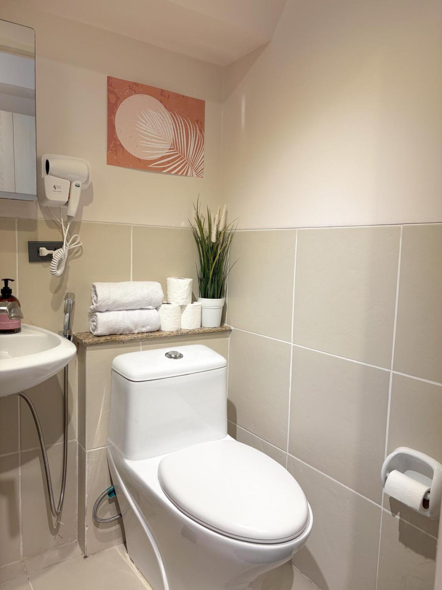 Apartment Spacious With Queen Size Bed And 15mins Away To Naiat3 Airport *