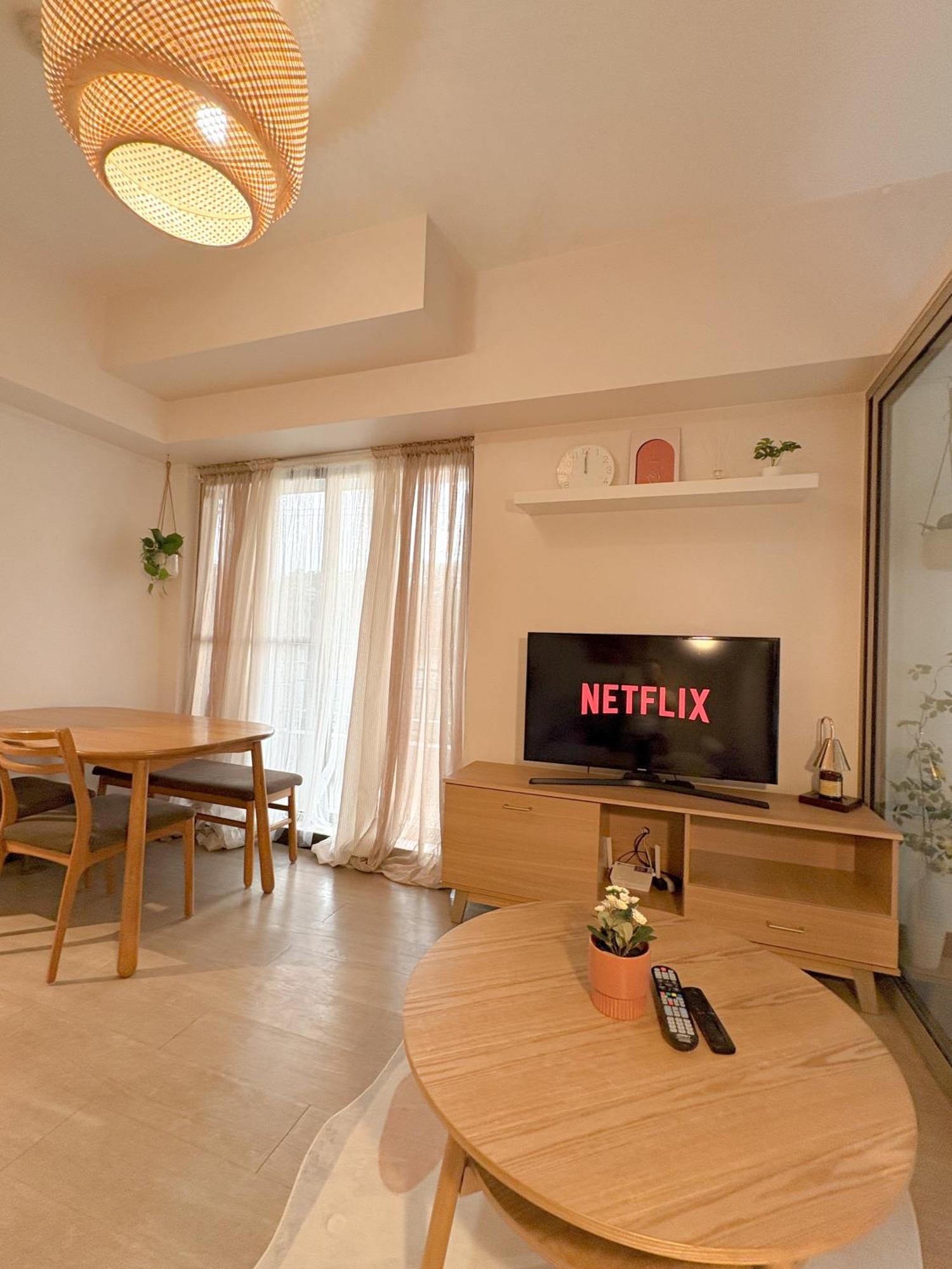 Spacious With Queen Size Bed And 15mins Away To Naiat3 Airport Apartment Manila