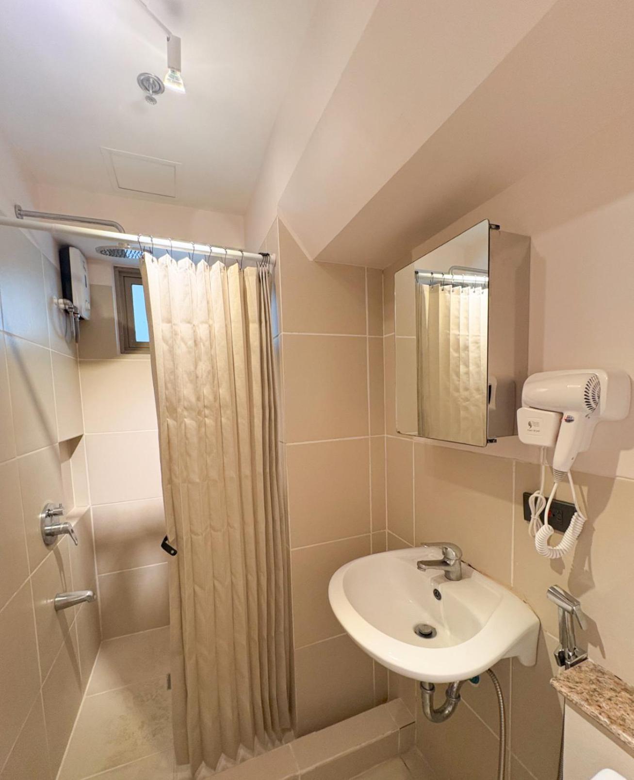 Spacious With Queen Size Bed And 15mins Away To Naiat3 Airport Apartment Manila