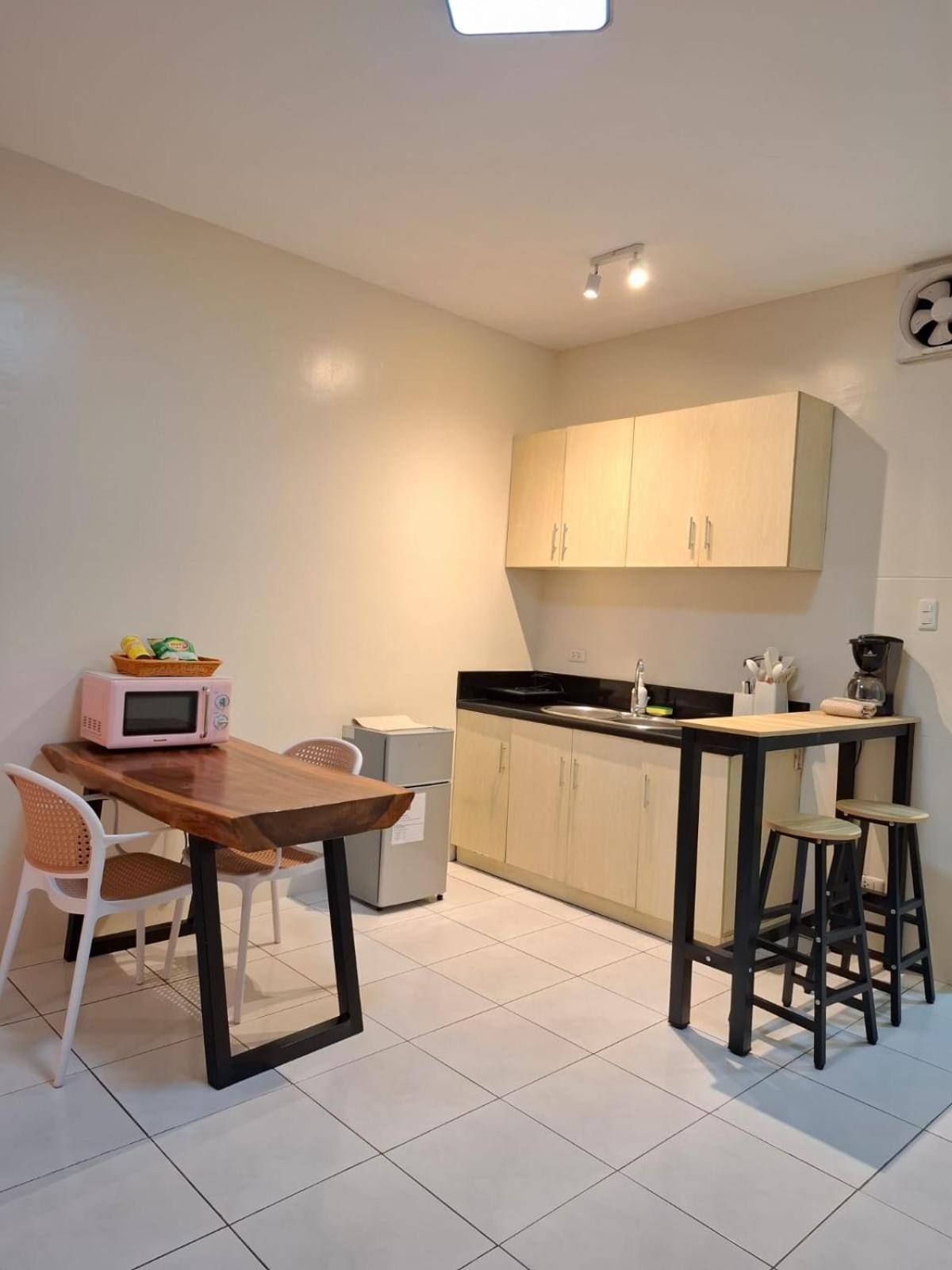 Apartment Bayview Luxury Condos: Poolside Balcony Retreats Manila