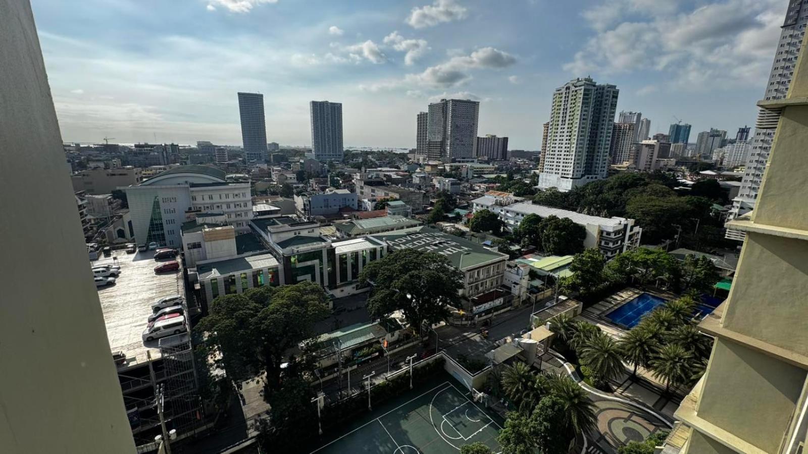 La Suitez 1420 I Skyline Views & Luxe Near Moa Apartment Manila