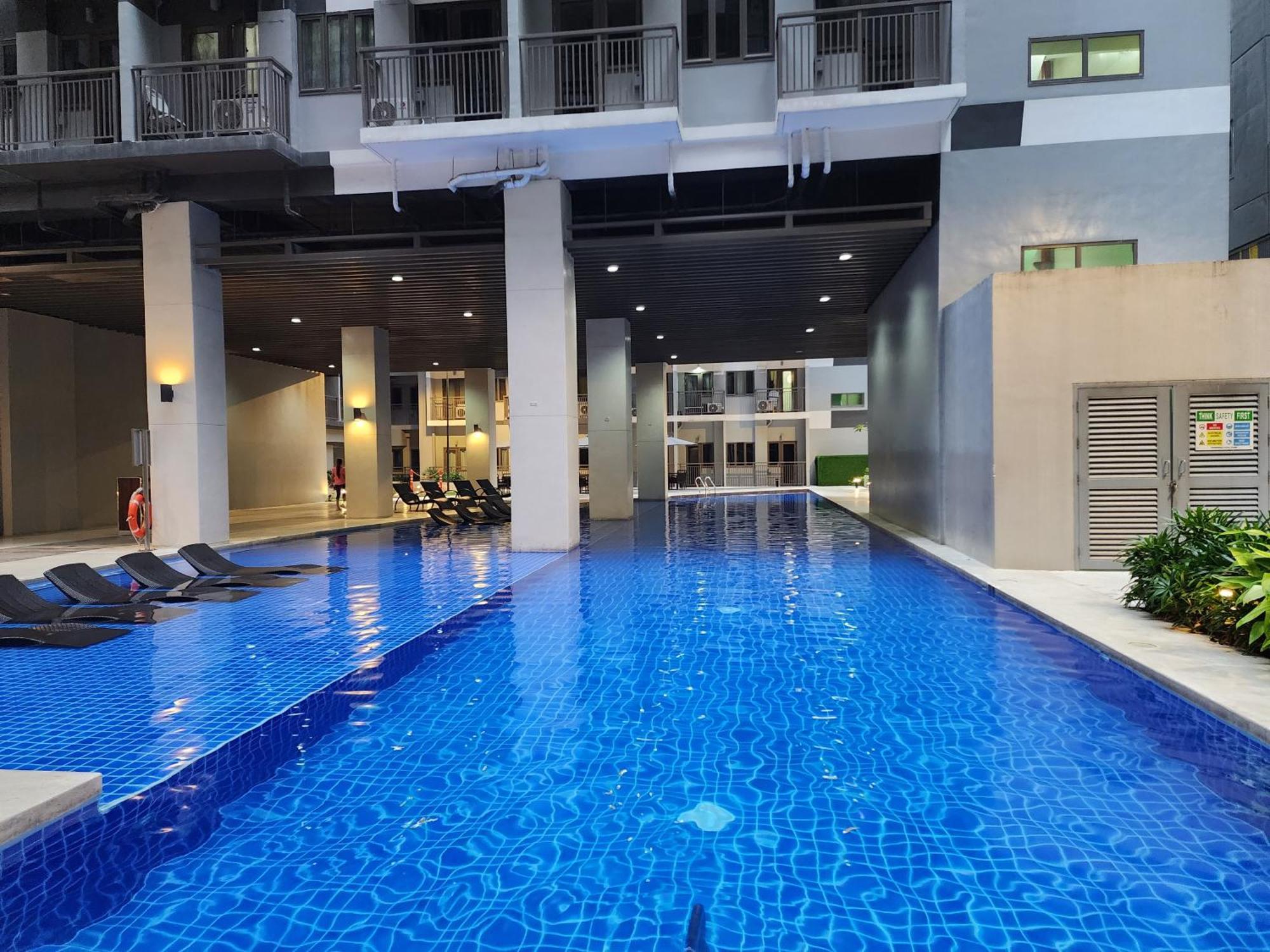 1br With Balcony Condotel In Moa Complex, Entertainment City, Near Naia, Free Wifi, Netflix