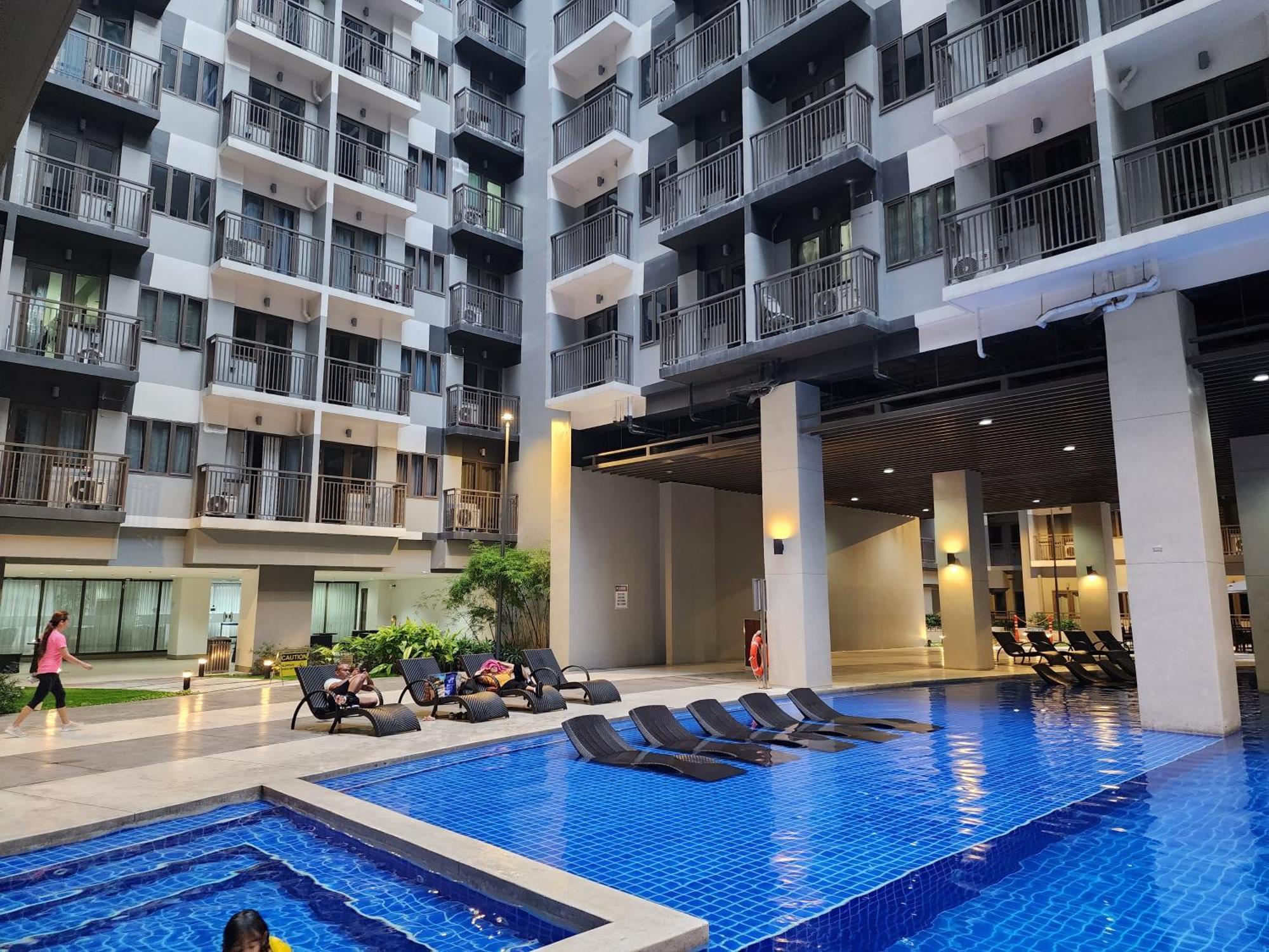 1br With Balcony Condotel In Moa Complex, Entertainment City, Near Naia, Free Wifi, Netflix Apartment *
