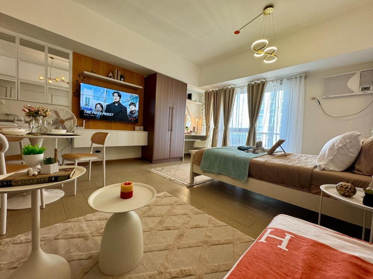 Chic Staycation With Balcony,few Step In Venice Mall Apartment