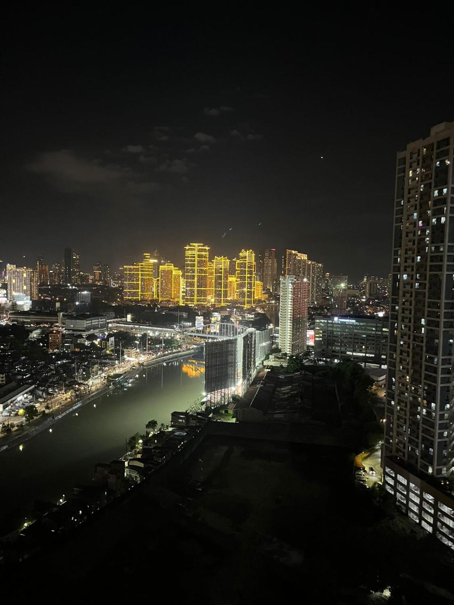 Apartment Cozy Unit With Free Access To Fitness Centre, Swimming Pool And Stunning View Located Near The Cbd Of Ortigas, Makati, Bgc