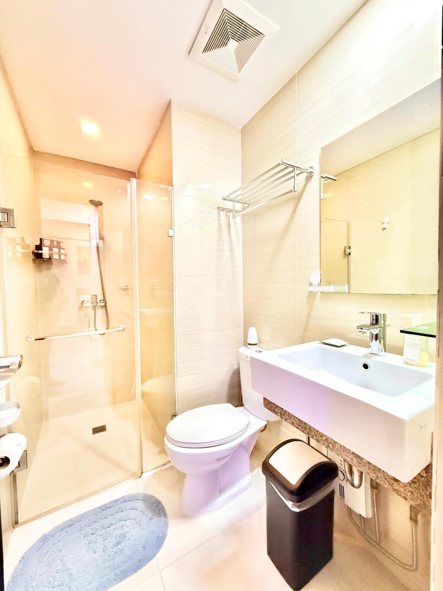 Santis Place At 101 Newport Across Airport T3 * Manila