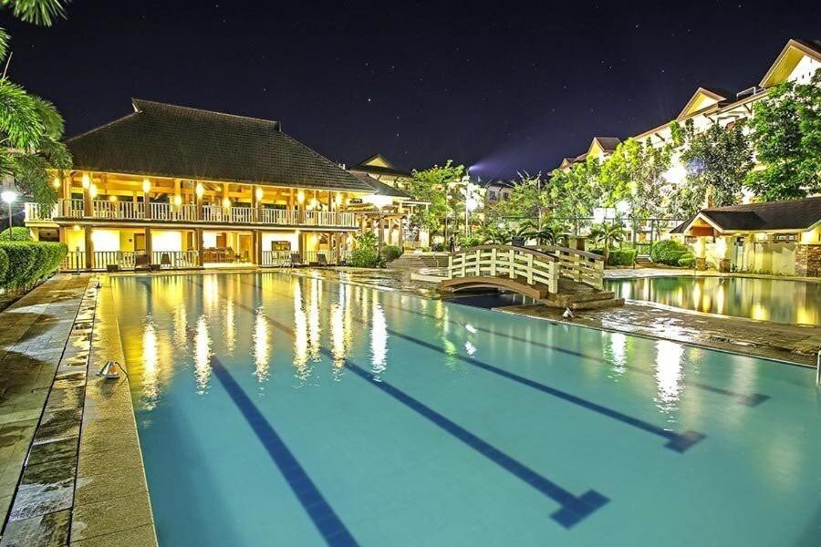 Staycation With Mickey & Minnie One Oasis *
