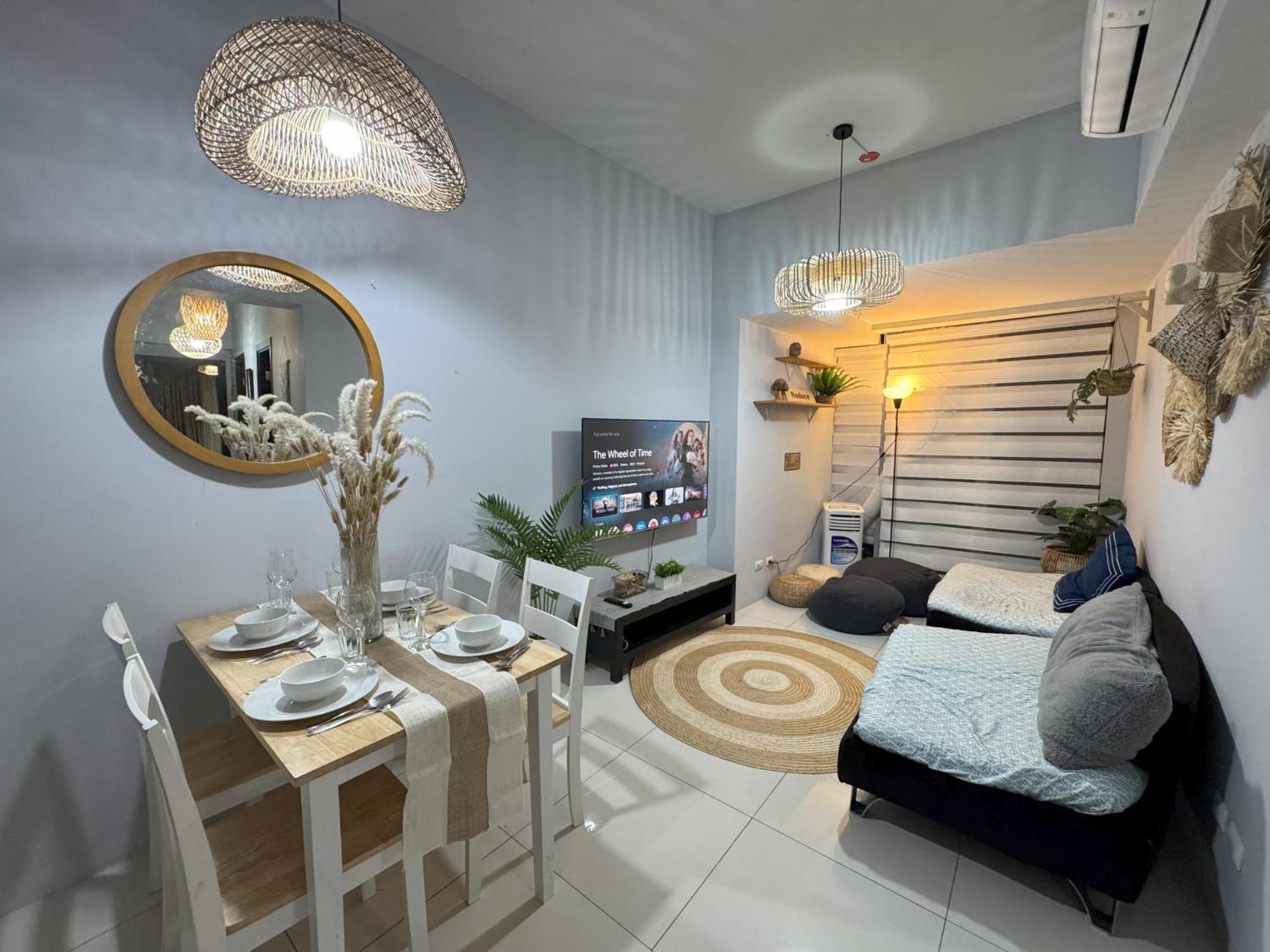 Cozy 3 Bedroom In Uptown Parksuites - Near Mall, Restaurants And Supermarket Manila