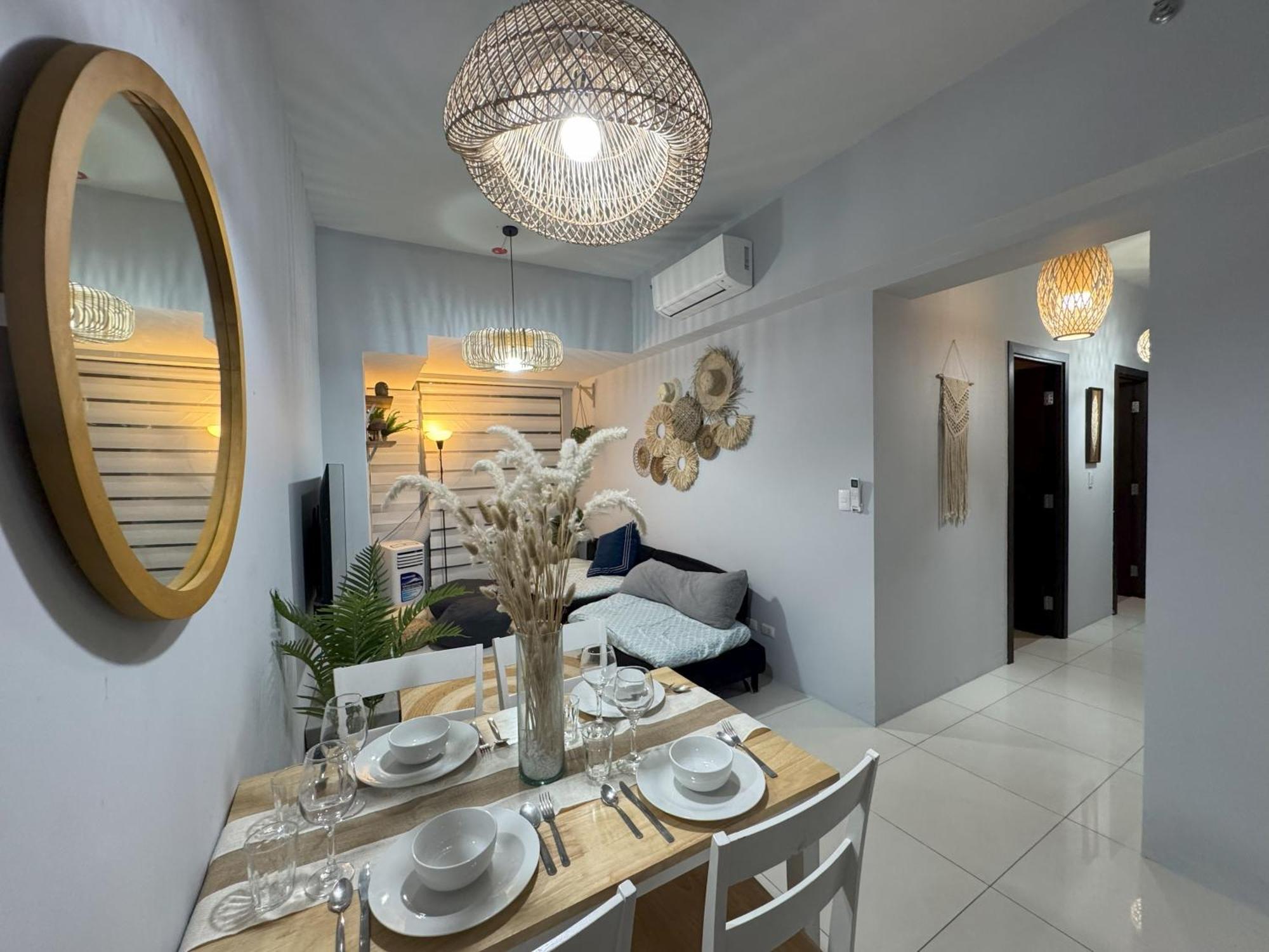 Apartment Cozy 3 Bedroom In Uptown Parksuites - Near Mall, Restaurants And Supermarket Manila