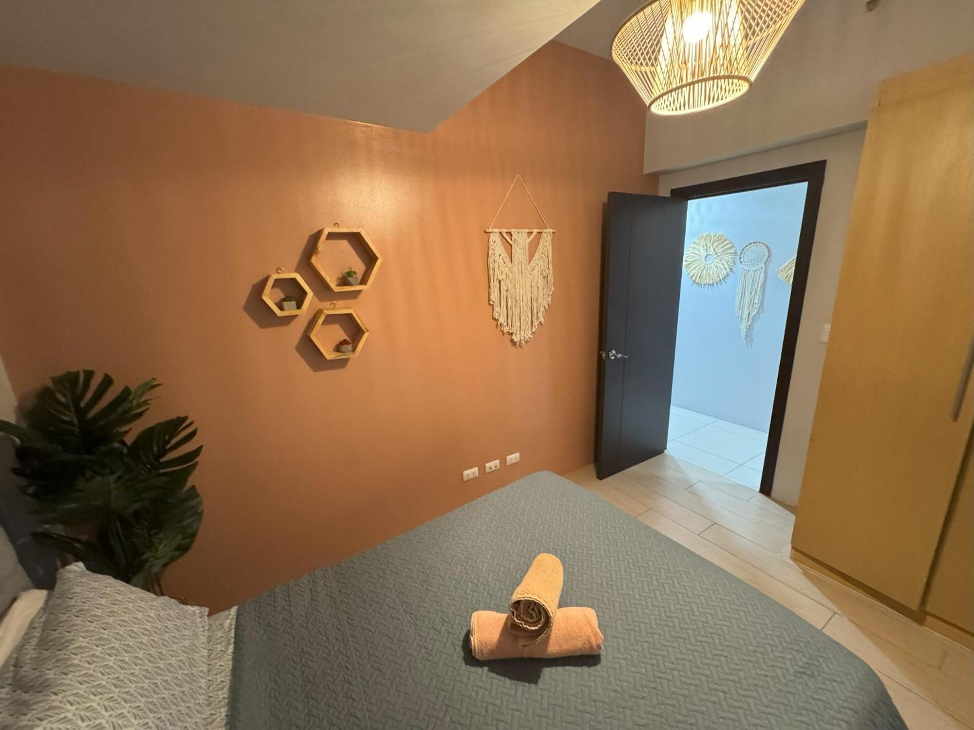 Cozy 3 Bedroom In Uptown Parksuites - Near Mall, Restaurants And Supermarket Manila