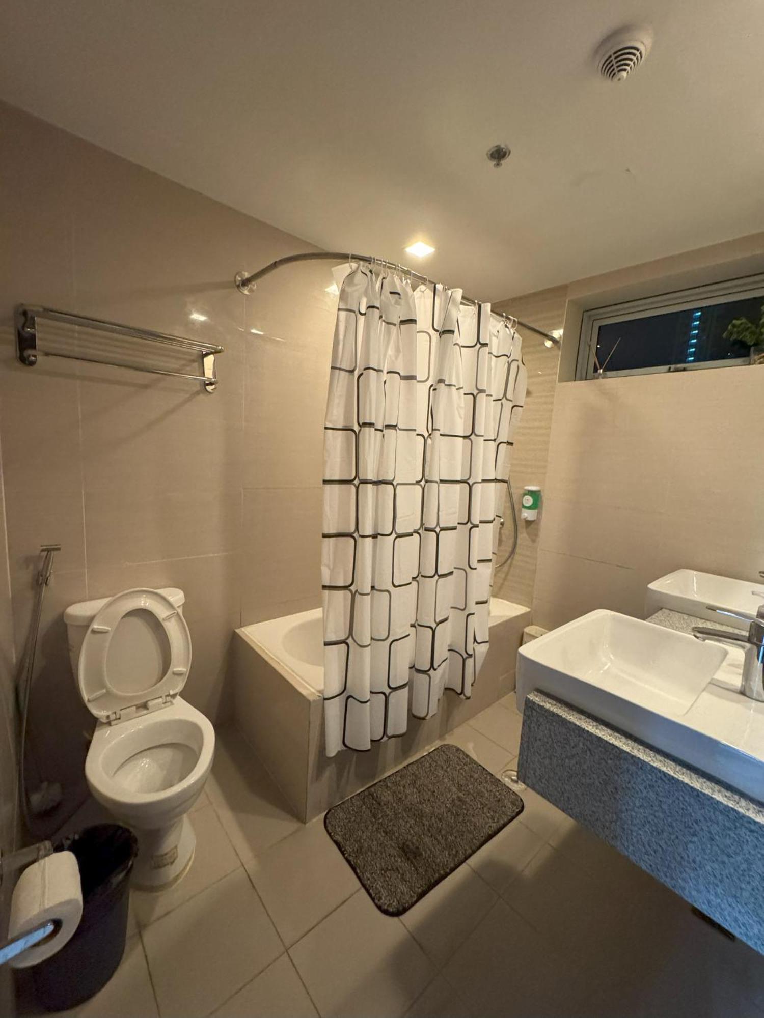 Apartment Cozy 3 Bedroom In Uptown Parksuites - Near Mall, Restaurants And Supermarket