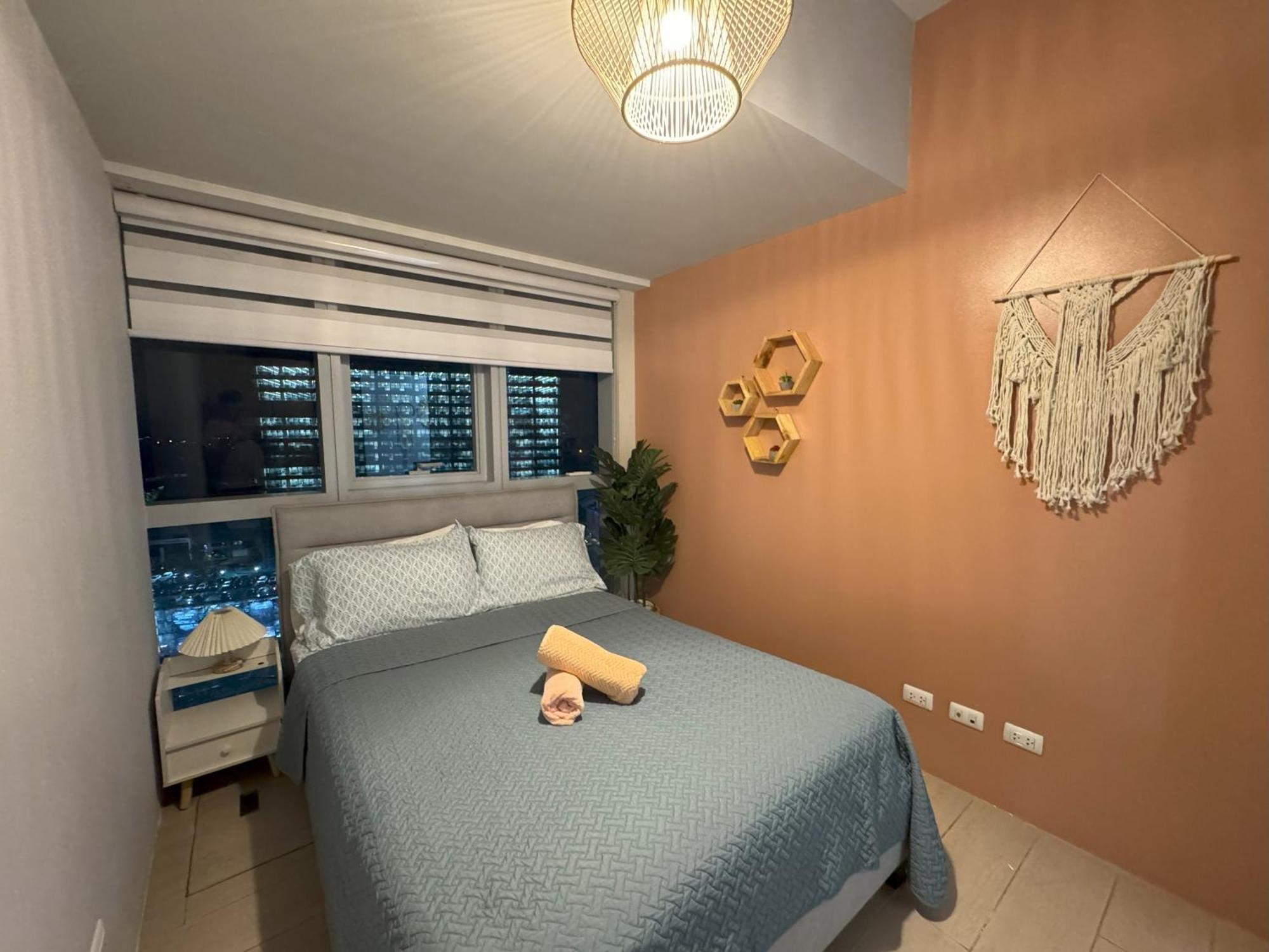Cozy 3 Bedroom In Uptown Parksuites - Near Mall, Restaurants And Supermarket Manila