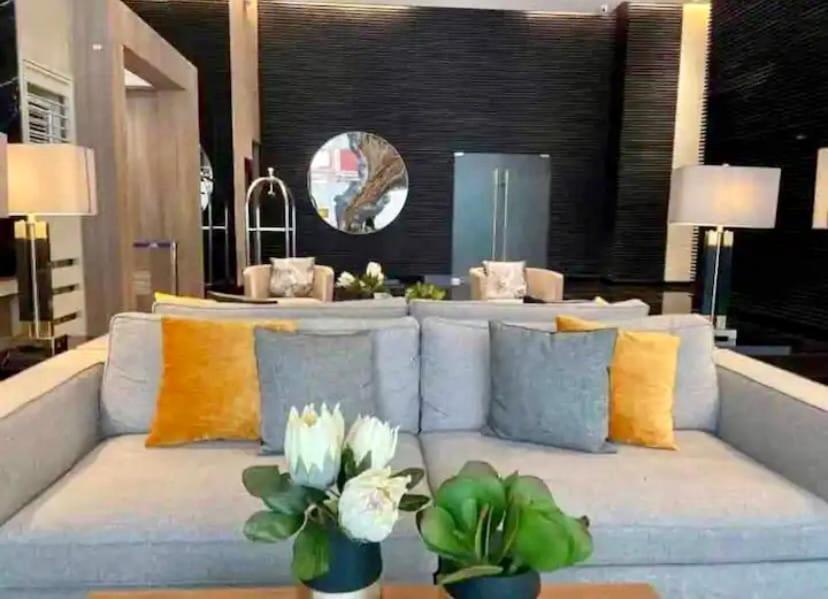 Apartment Makati Ayala Luxury Stylish Uncle Sam Gym Swim Park 300 Mb 2641 *
