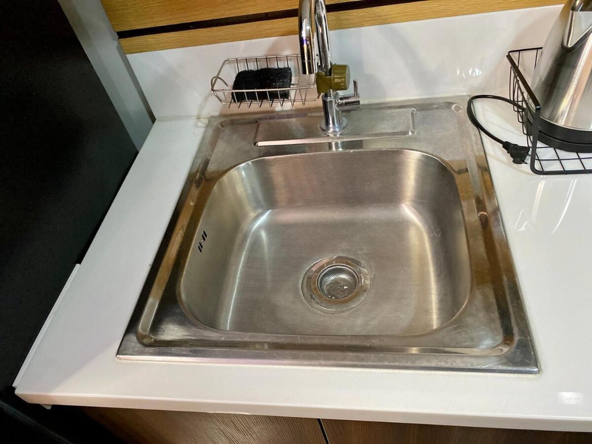 Apartment Makati Ayala Luxury Stylish Uncle Sam Gym Swim Park 300 Mb 2641 Manila