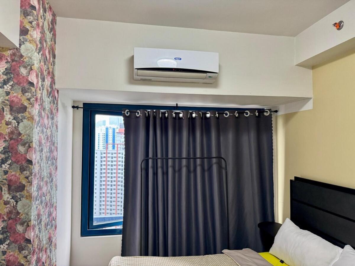 Galloping Executive Makati Gym Swim Park 300 Mbps Apartment Manila