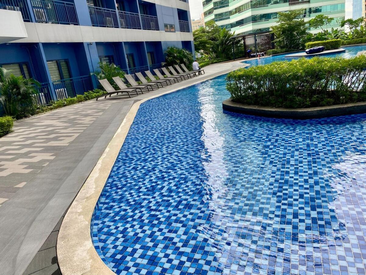 Apartment Galloping Executive Makati Gym Swim Park 300 Mbps Manila