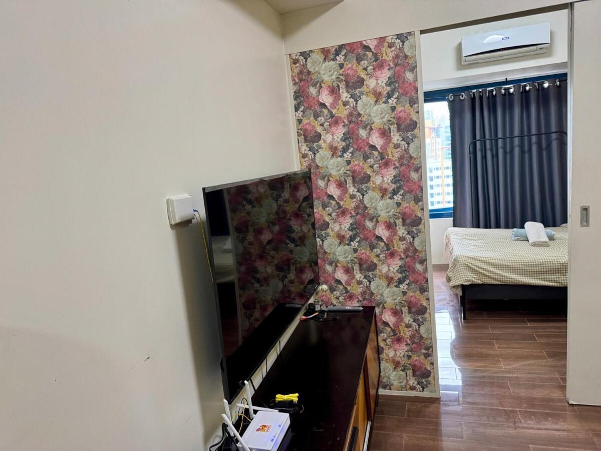 Galloping Executive Makati Gym Swim Park 300 Mbps Apartment