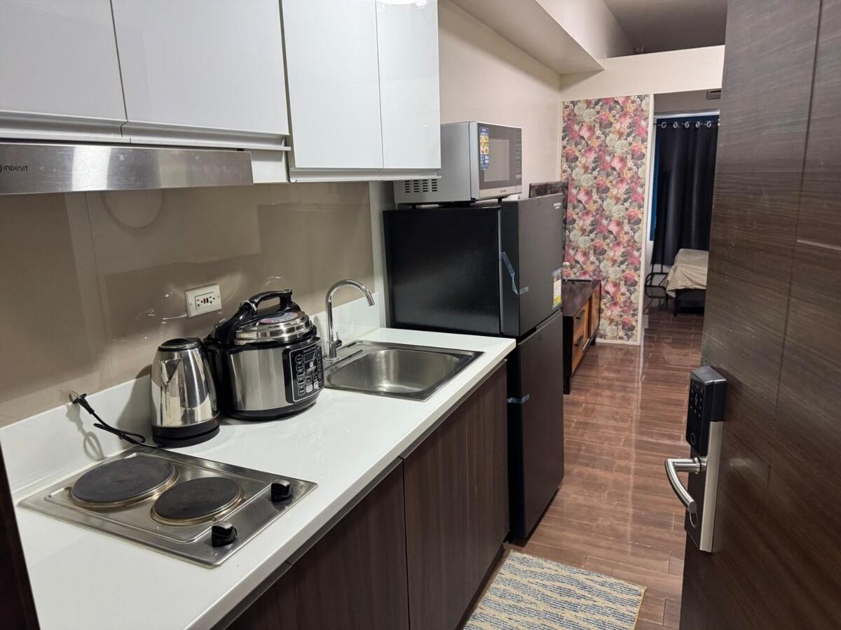 Apartment Galloping Executive Makati Gym Swim Park 300 Mbps