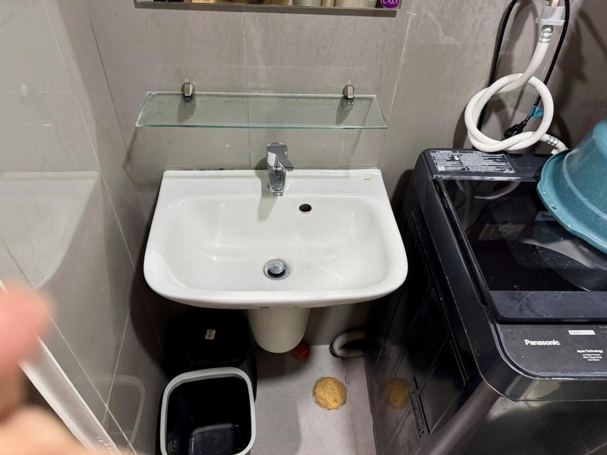 Galloping Executive Makati Gym Swim Park 300 Mbps Apartment *