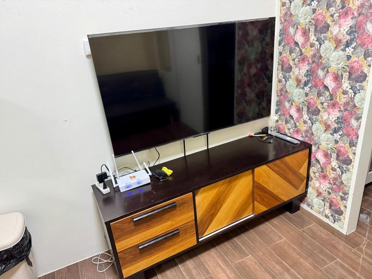 Galloping Executive Makati Gym Swim Park 300 Mbps Apartment Manila